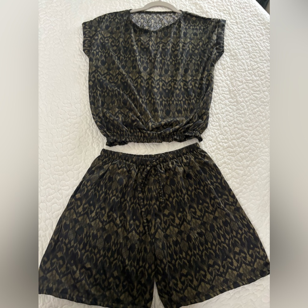 No Brand- Set of Shirt with Shorts- Dark Green and Black Colors Ladies Size- M